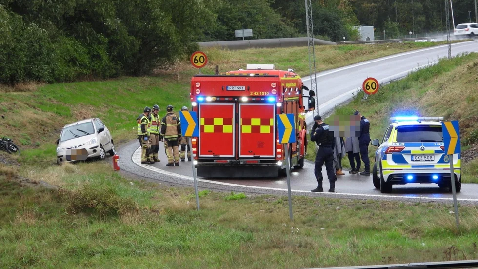 Räddningstjänsten fick vända tillbaka den välta bilen.
