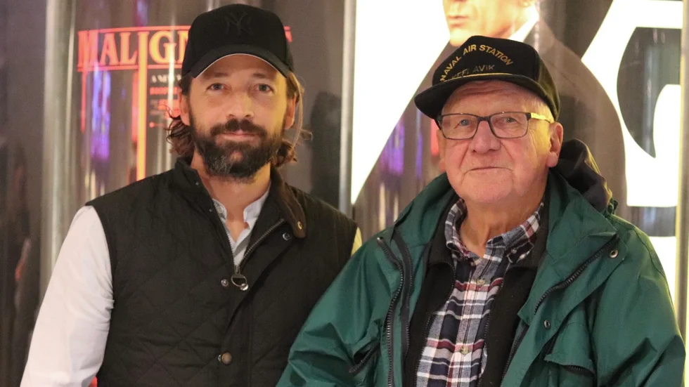 
Anders Rodenberg hade åkt hela vägen från New York för att gå på premiären med sin pappa Göran Lindmark.
”Jag har sett James Bond-premiärer i Oslo, Köpenhamn och New York. Det här blir min första i Skellefteå”, sa han. 