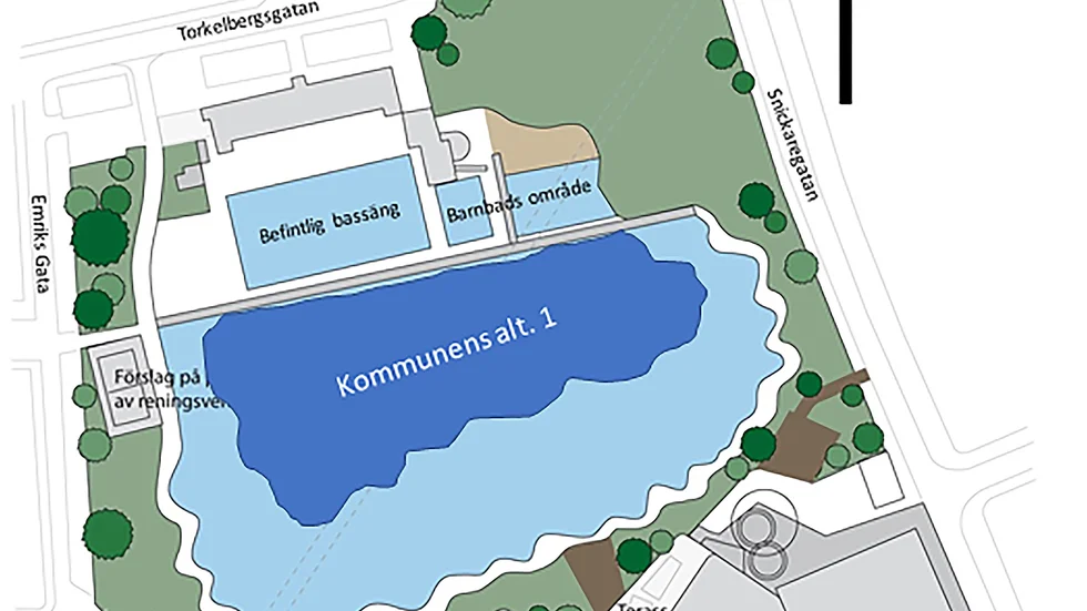 Föreningens föreslagna badsjö (ljusblå) är nästan dubbelt så stor som i kommunens förslag (mörkblå). I det sistnämnda går Tinnerbäcken och en cykelväg mellan simhallen och sjön.