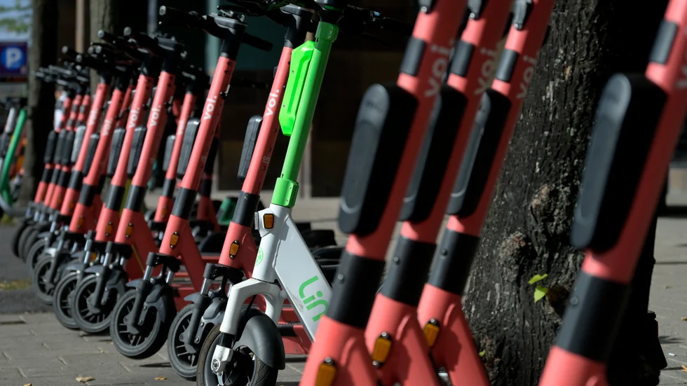 Samma regler borde gälla för elsparkcyklar och mopeder klass 2, skriver Dick Åhman.