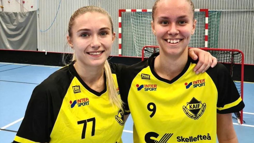 Fyramålsskytten Sanna Holmström och Tea Grenholm efter Kågedalens 5–3-seger i premiären.