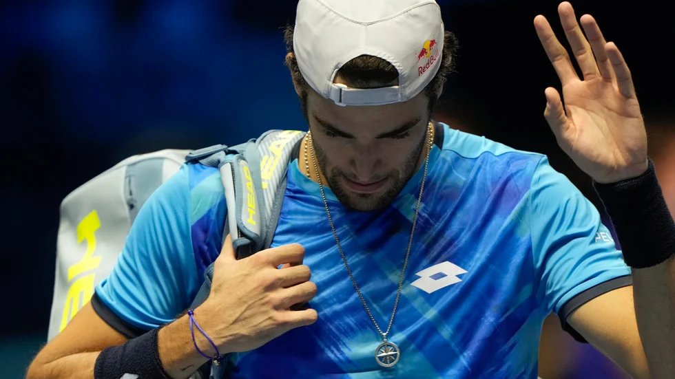 Matteo Berrettini lämnar planen skadad.