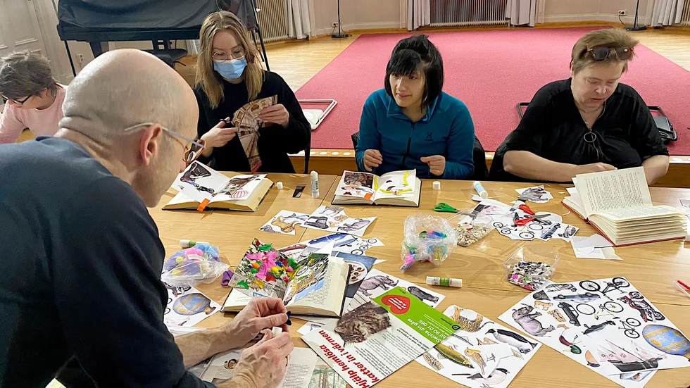 Kulturveckan för alla inleddes på måndagen med en konstworkshop med Stuart Mayes i Tingshuset Medlemmarna i teater Stjärnskott jobbade med kollage. Clara, Ann och Elvira-Märta klipper bilder till sina kollage och Stuart Mayes hjälper till.
