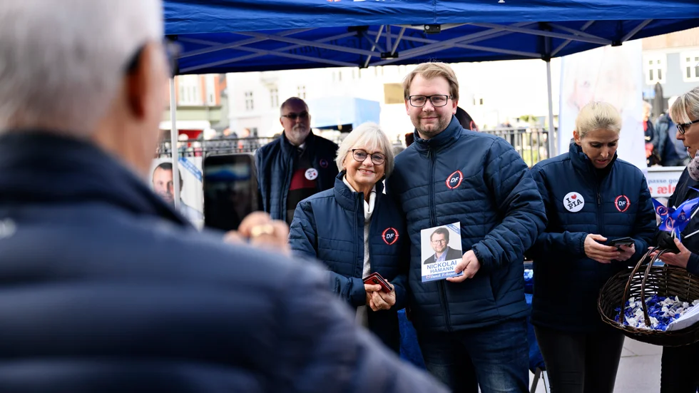 Kommunpolitikern Nickolai Hamann tar hjälp Pia Kjærsgaard, Dansk Folkepartis grundare och partiledare 1995–2012, under sin lokala valkampanj i Næstved på södra Själland. Arkivbild.