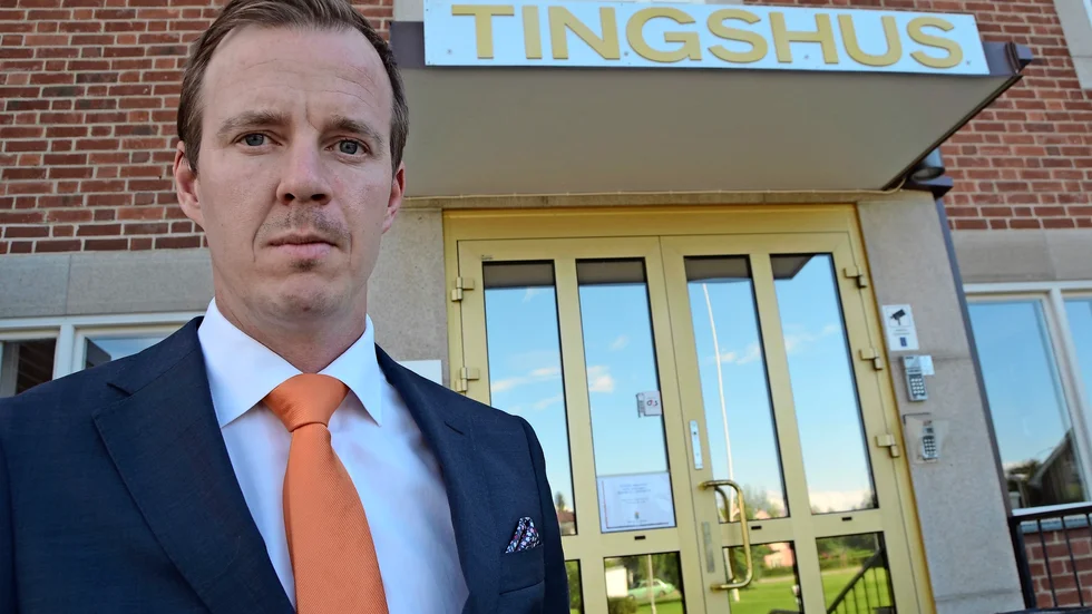 ”Förnekar å det bestämdaste.” Så sammanfattar advokat Jens Nyström 37-åringens inställning. Men rätten ansåg bevisen räckte för häktning.