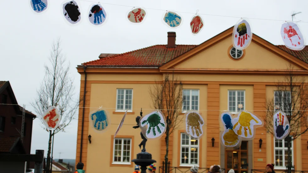 Under en vecka i november sätts särskilt fokus på barnkonventionen. I anslutningn till avtrycken som förskolan Linnea hängt upp på torget finns också mer information om konventionen och barns rättigheter.
