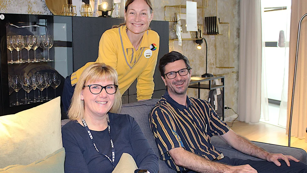 Birgitta Gustavsson, Christel Gille och Ralph Lee gläds åt den pengagåva som Ikea beslutat ge sin personal för dess arbetsinsats under pandemin.