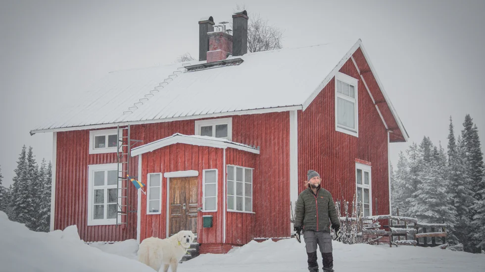 Det finns varken el, rinnande vatten eller moderna värmesystem på den gamla gården Solberget utanför Nattavaara. Men turistentreprenören Dirk Hagenbuch stormtrivs och bjuder in utländska turister för att testa på ett enklare liv.