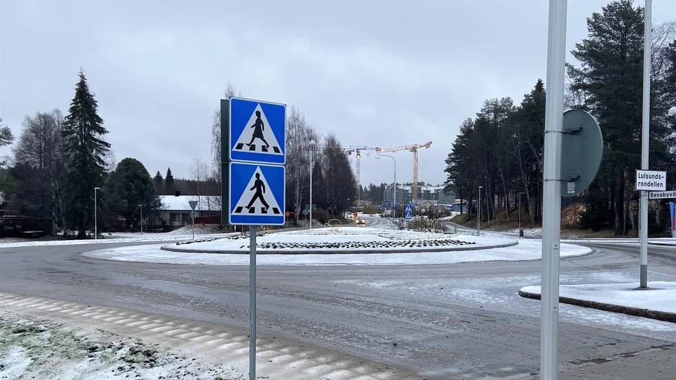 Vanligtvis brukar herr och fru Gårman ta enskilda promenader men i Luleås nya rondell, Lulsundsrondellen, har paret gjort gemensam sak och skapat en extrem tydlighet om vad som gäller.