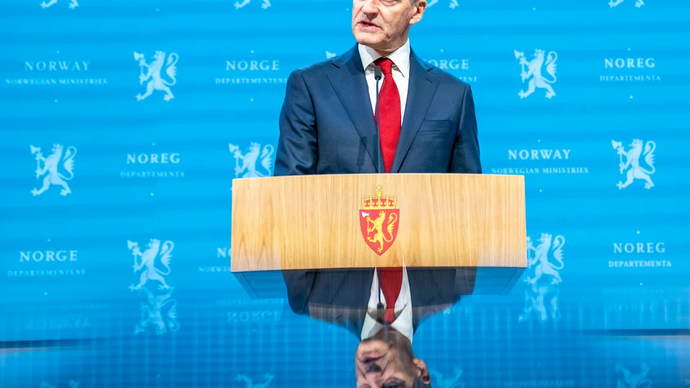 Norges statsminister Jonas Gahr Støre på fredagens pressträff om coronaläget.