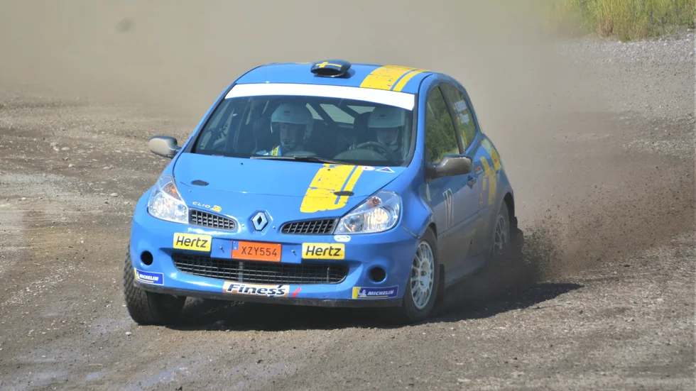 Eskilstuna MK:s Robert Eriksson med Jonna Olsson i sin Renault Clio R3 leder Eskilstuna Sprintcup.