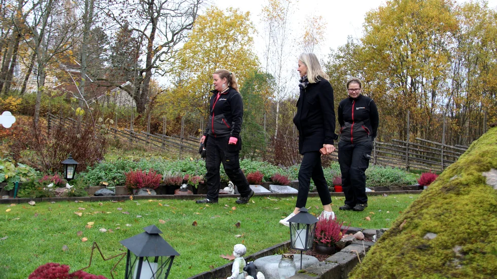 Karolina Jönsson, Anna Rambin och Magdalena Karlsson berättar att flera personer i Horn, sedan våren, kontaktat dem om gravdekorationer som försvunnit.