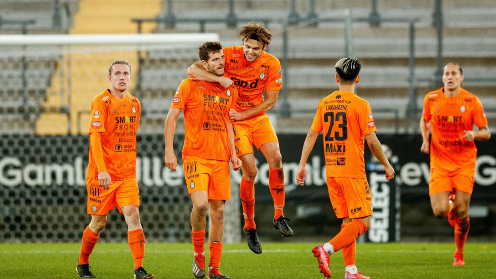 AFC:s anfallare Ashley Coffey firades av Albin Linnérs efter sitt 2–3 mål.