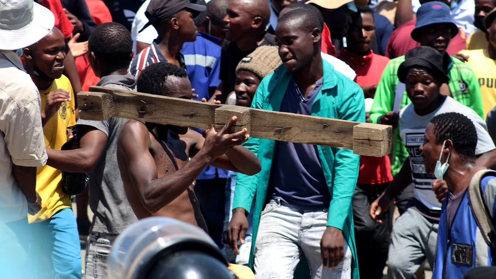 Kungen i Swaziland (Eswati) manar till lugn efter de senaste veckornas demonstrationer. Bild från en demonstration tidigare i oktober där en man symboliskt håller upp ett låtsasvapen i protest.