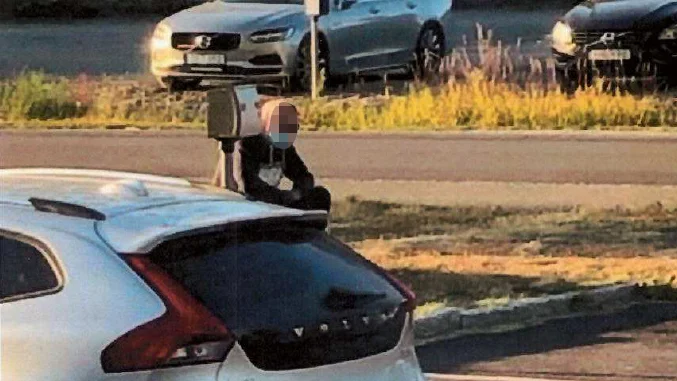 Den åtalade mannen utanför Kuststad och inväntade offret. Minuter efter att bilden tas överfaller 32-årinen sitt offer.