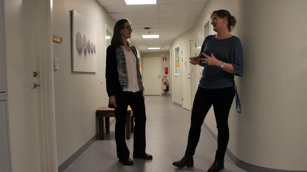 Arbete mot självmord är angeläget, fastslår Margrit Hensler (till vänster), kvalitetsutvecklare på vård- och omsorgsförvaltningens stab. Jenny Eriksson (till höger), verksamhetschef för Råd & Stöd i Kinda, är med i den arbetsgrupp som ska ta fram en lokal handlingsplan mot självmord.