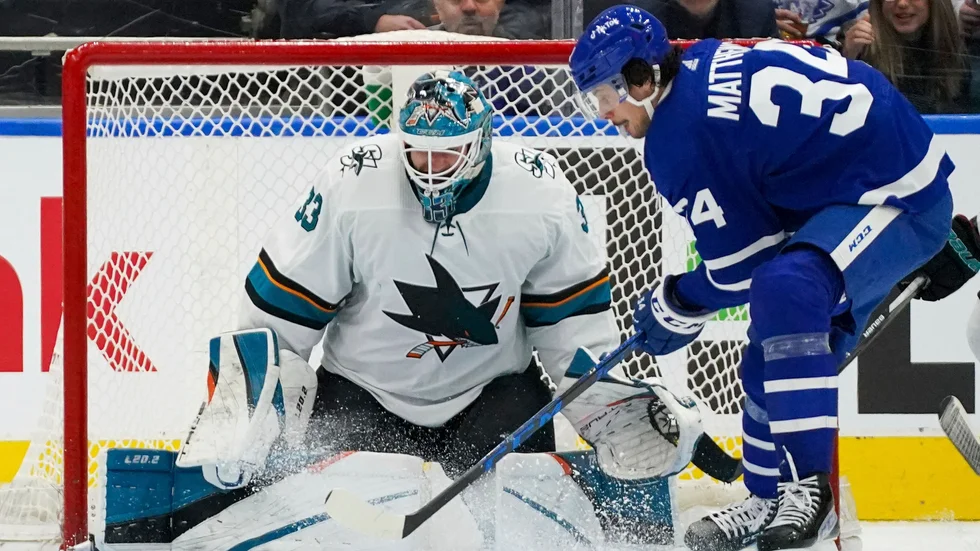 San Joses målvakt Adin Hill (33) stoppade det mesta under matchen mot Toronto.