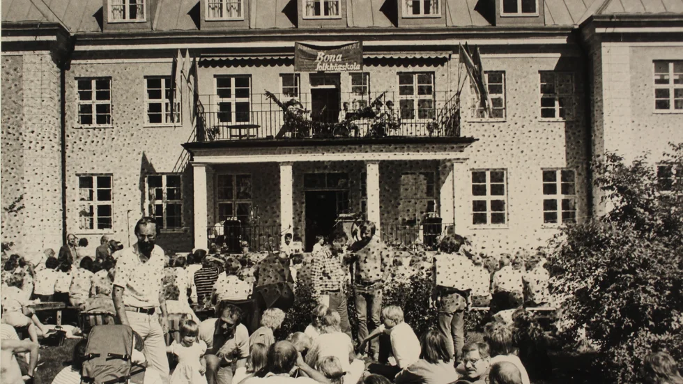 Augusti 1984. Invigning av Bona folkhögskola som drevs i Vänsterpartiets regi. Efter konkurs flyttade folkhögskolan 1999 till sina nuvarande lokaler i Motala Verkstads gamla kontor. Fastigheten i Bona har en brokig historia som uppfostringsanstalt, mentallsjukhus och flyktingförläggning. När folkhögskolan flyttat köptes Bona av en rysk-israelisk miljonär som ville öppna ett hotell där för rika européer. Det blev inget av det och numera breder förfallet  ut sig på området.