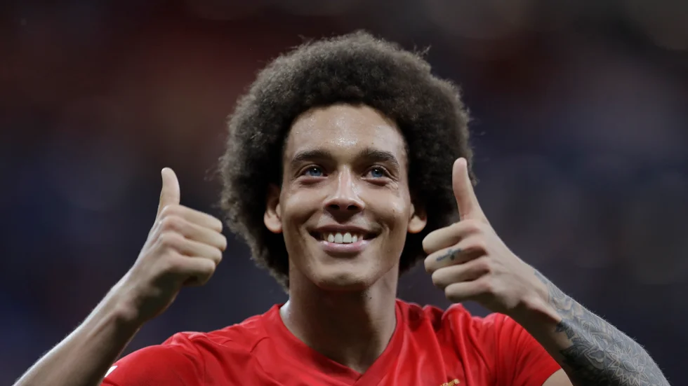 Trots en svår hälseneskada i januari kan Axel Witsel göra tummen upp för en plats i Belgiens EM-trupp i fotboll. Dortmundstjärnan ingår bland de 26 som presenterades av förbundskapten Roberto Martínez på måndagen. Arkivfoto.