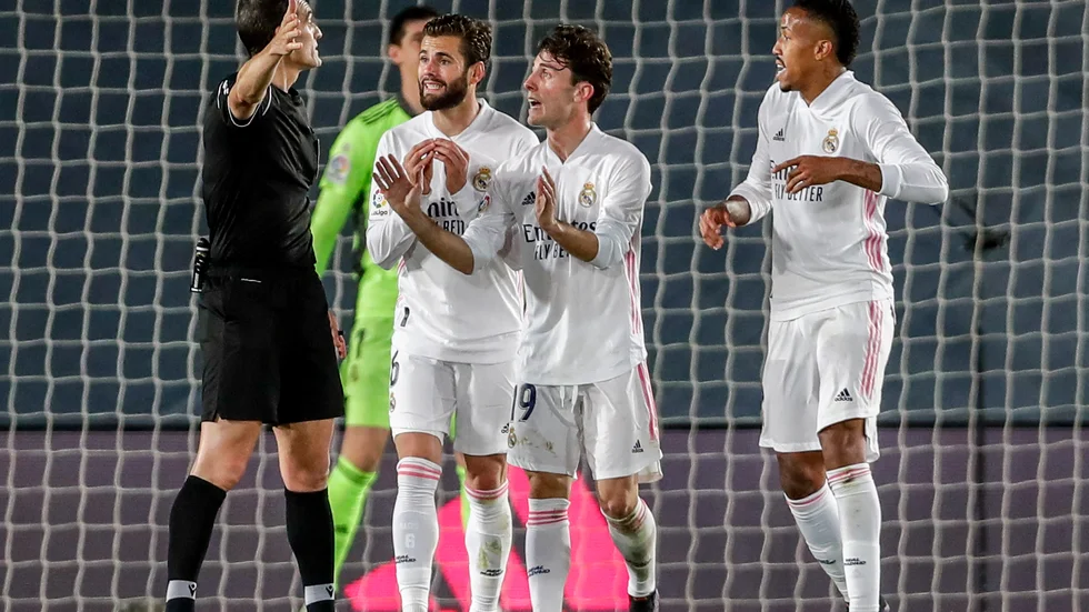 En spansk domstol vill att Europadomstolen utreder om Uefa kan straffa Super League-klubbarna. En av dem som är kvar är Real Madrid (bilden). Arkivbild.