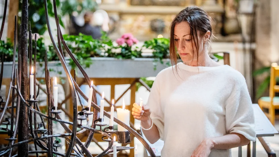 
Charlotte Kaviani passerar ofta Sankta Maria domkyrka och tänder ljus till minnet av sonen Marcus som aldrig föddes till livet som vi känner det. Den sorgen har hon med sig i arbetet som läkare, då hon ofta lämna tunga besked till patienter.