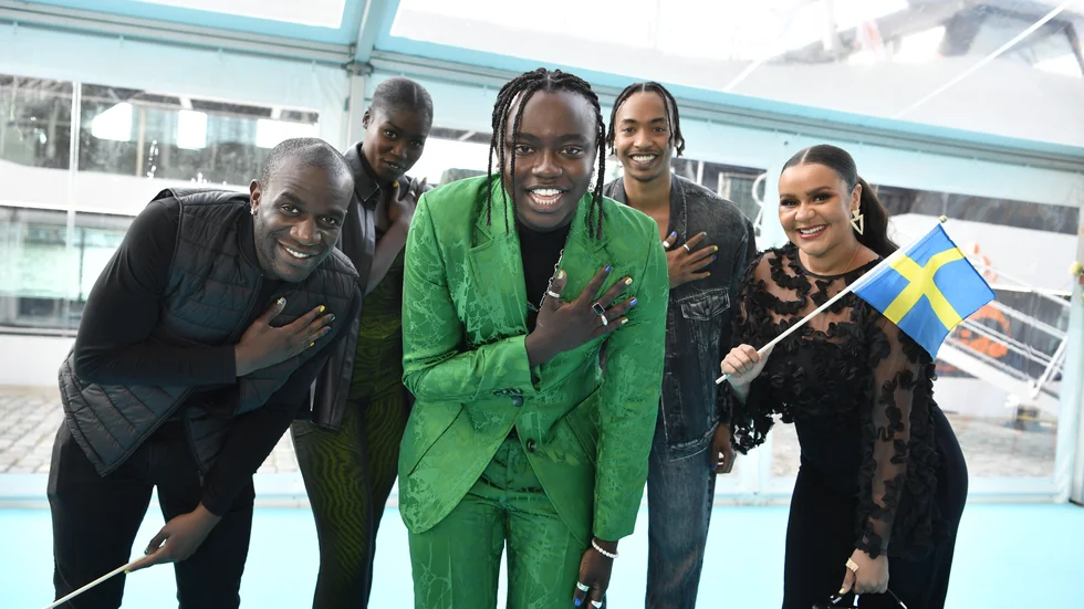 Tusse Chiza tillsammans med sina dansare inför Eurovision Song Contest.