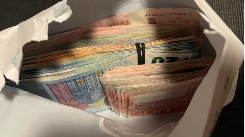 Mannen misstänks för försäljning av narkotika. De kontanter som hittats i samband med tillslaget misstänks komma från försäljningen, pengar som den åtalade kan bli av med. Bilden visar ett beslag från ett annat fall.
