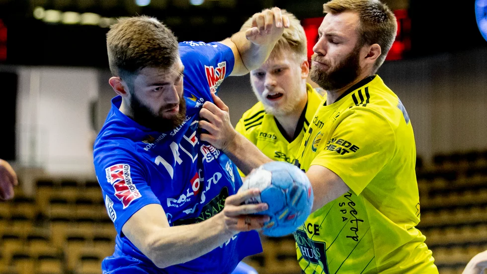 Skövdes Jack Thurin och Sävehofs Vetle Eck Aga under tisdagens första SM-finalmatch i bäst av fem.