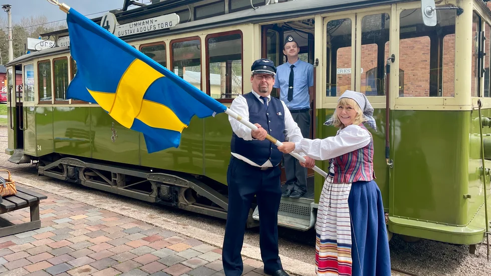 Beatrice Ask, landshövding i Sörmland, överlämnade en kunglig fana till Mikael Bäcklund, trafikchef vid Svenska spårvägssällskapet. 