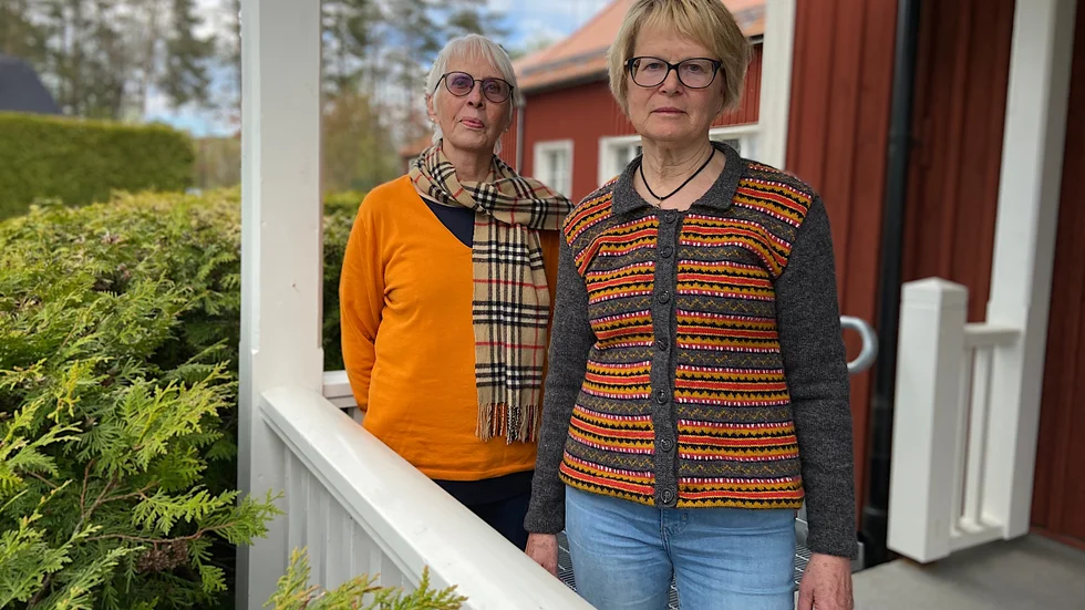 Mona Krieg och Gunilla Fredriksson, pensionerade sjuksköterskor och Vikbolandsbor, tar strid för hemtjänsten. "Gör arbetsplatsen attraktivt istället för att flytta på den", säger de.