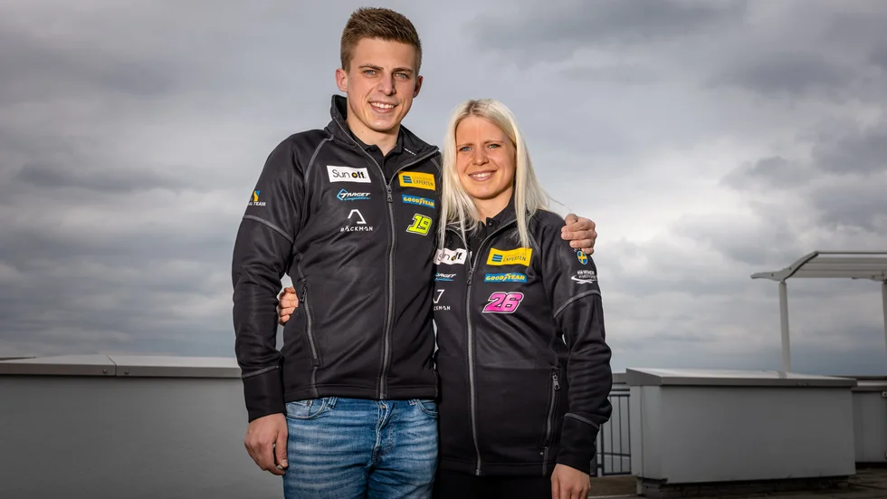 Andreas Bäckman tar över ratten från Jessica Bäckman till STCC på Mantorp Park.