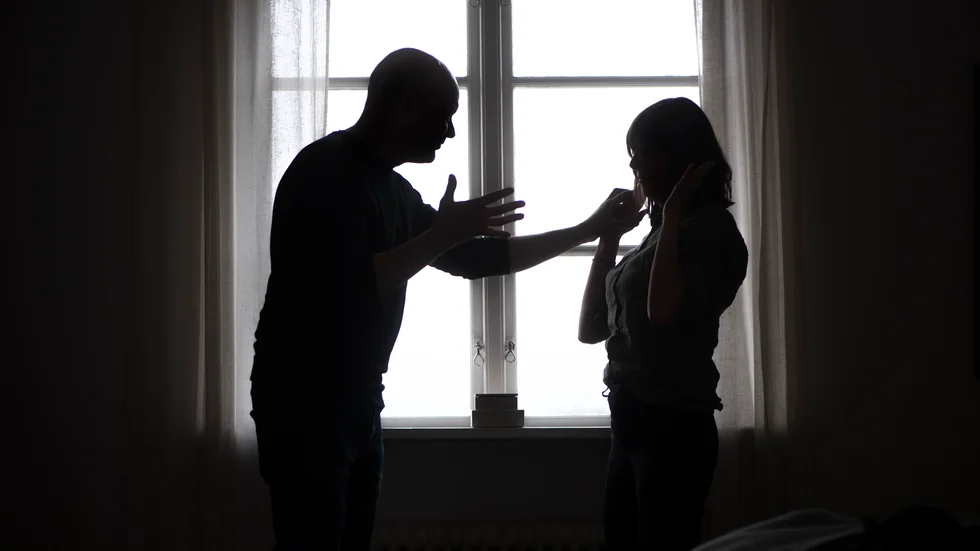 Om man utsätts för våld av någon man är i relation med finns det många håll att vända sig till för att få hjälp. Bilden är arrangerad.