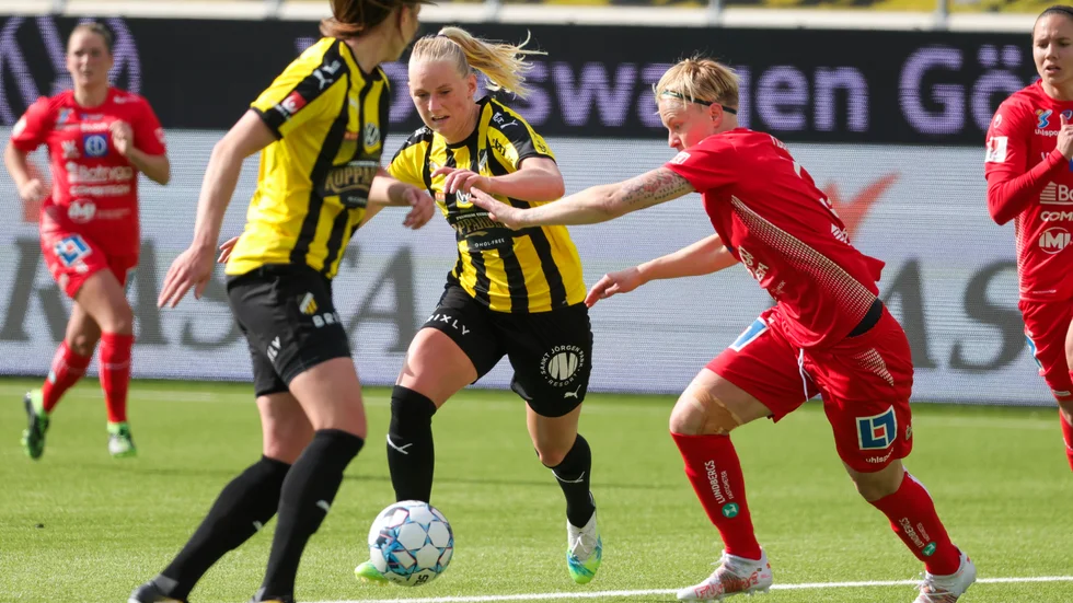 Häckens Stina Blackstenius och Linköpings Nilla Fischer under lördagens match i damallsvenskan mellan Häcken och Linköping. "I dag hade vi kontroll på henne" säger Nilla Fischer.