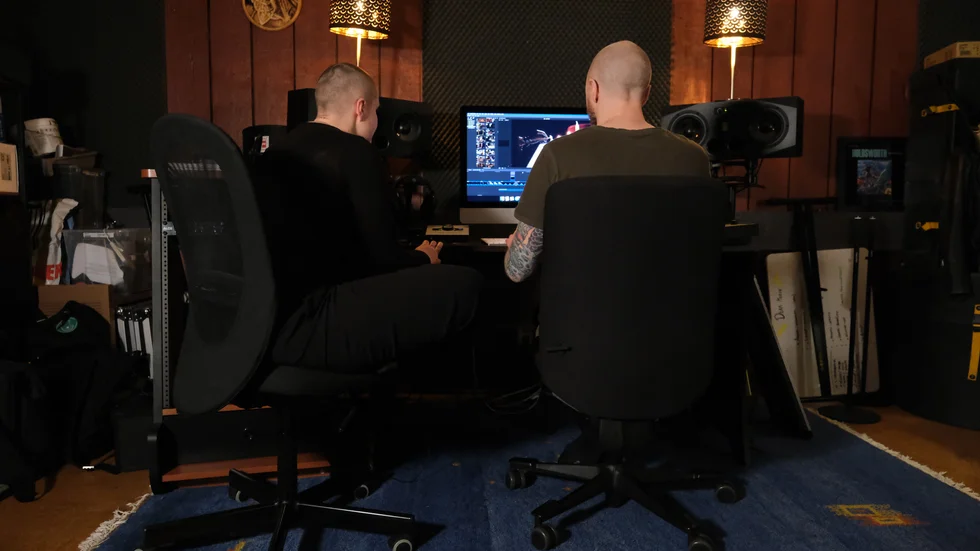 Fia Kempe och Aksel Holmgren i studion i "Bullerbyn" i Tannefors. Där spelar bandet in sin musik och klipper sina videor.