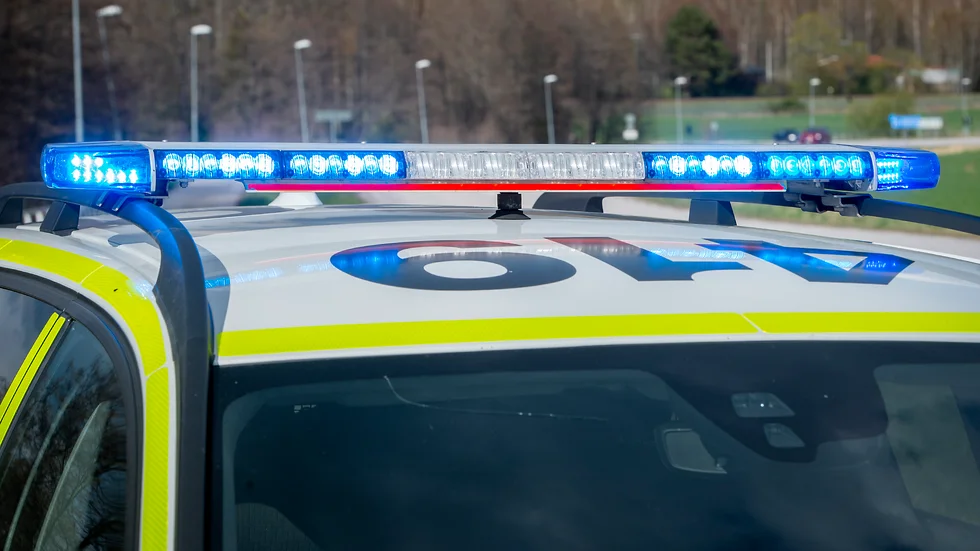 En polispatrull kallades till en trafikolycka. På plats fick den misstänkta kvinnan blåsa för alkohol, och mätaren visade positivt. 