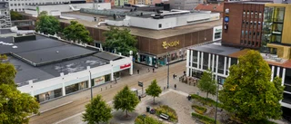 Larm om explosion var sprängpjäser på Drottninggatan
