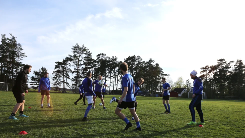 Väskinde AIS har tappat många spelare de senaste åren. Nu kan klubben tvingas att dra sig ur division 5.
