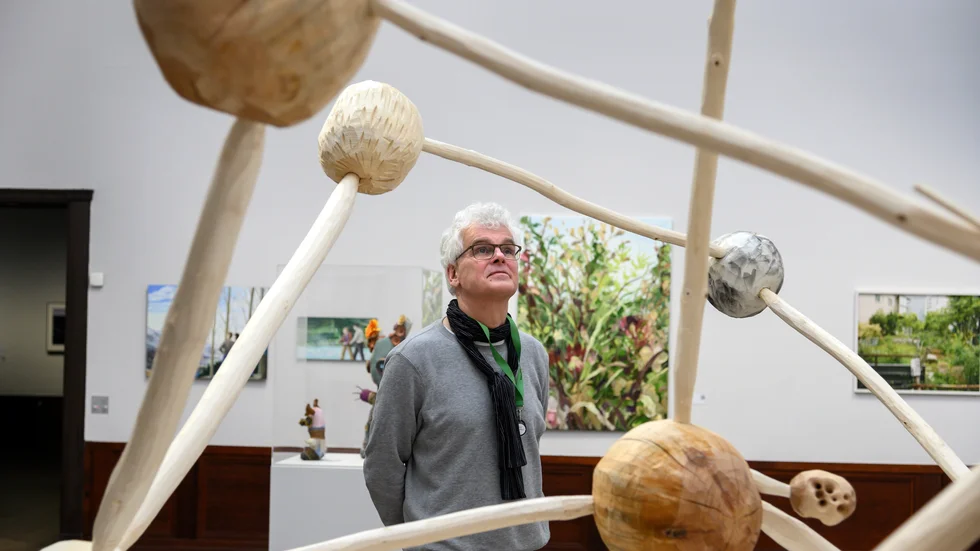 Årets Vårsalong på Liljevalchs konsthall kan äntligen öppnas för allmänheten. Chefen för Liljevalchs, Mårten Castenfors, betraktar på bilden en träskulptur av Klara Isling, Chrisse Kuisma Karlsson och Espen Hansen. Arkivbild.