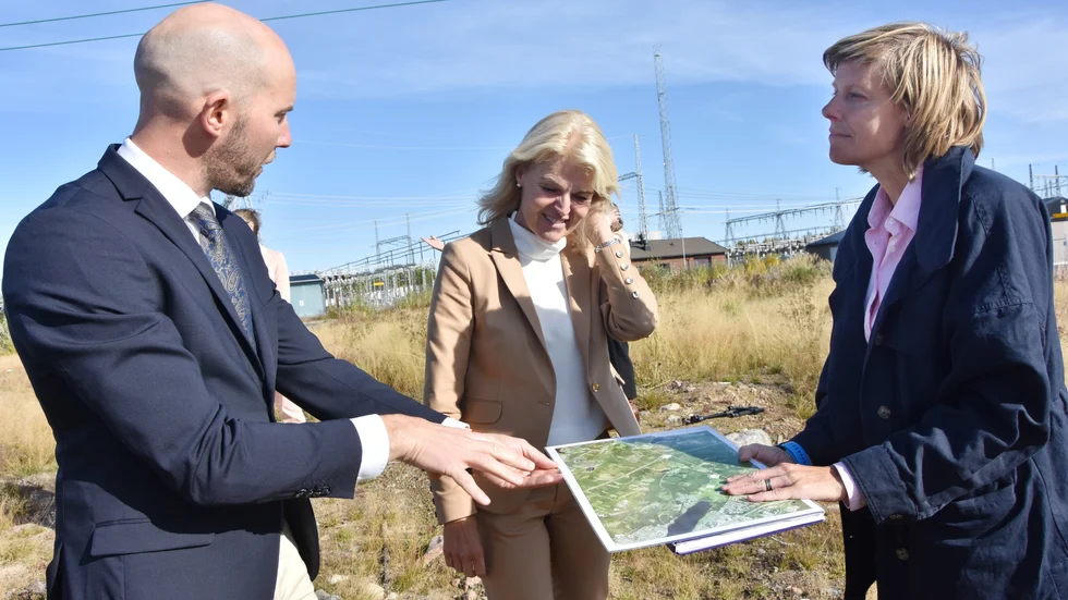 Kommunalrådet Claes Nordmark (S) var jätteglad över ministern Anna Hallbergs besök. ”Sådana här stora projekt är av nationellt intresse. Då måste staten finnas där och hjälpa en kommun av Bodens storlek.” Cecilia Kvibacke, till höger, har en nyckelposition som siteansvarig för etableringen i Norra Svartbyn.