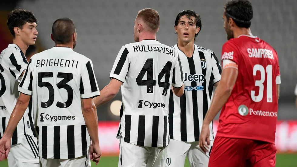 Juventus vilar sydamerikaner inför CL-matchen mot Malmö FF. Men Dejan Kulusevski, i mitten, kan spela mot Napoli. Arkivbild.