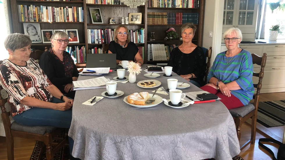 Christina Oscarsson, Ulla-Britt Eklund, Sara Dahlberg, Lisbeth Lindmark och Lena Esbjörnsson är alla engagerade i olika pensionärsföreningar och ifrågasätter starkt varför boende på särskilda boenden ska betala betydligt högre hyra än de som bor i vanliga lägenheter.