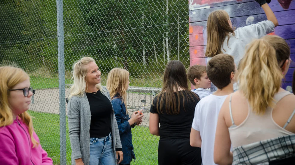  "Musiken har ju alltid genom åren speglat samhället och var samhället varit", säger Mervi Ruohtula, musiklärare, som driver ett ämnesövergripande projekt om hiphop på Herrhagen i Nyköping.