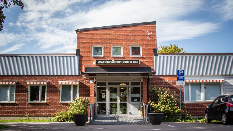 Både elever och lärare på Kvarngärdesskolan ska ha fått symtom som kan kopplas till fuktskador. Miljöförvaltningen har upprepade gånger krävt att skolan saneras eller evakueras. 