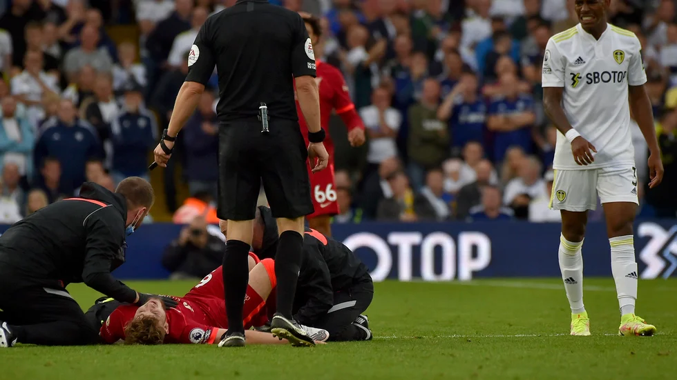 Harvey Elliott får hjälp av sjukvårdare efter den otäcka skadan.