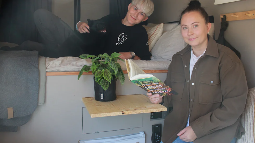 Maja Arvidsson, Järnforsen, och Linnéa Andersson, Vimmerby, har valt ett liv på rull. Sex kvadratmeter van har byggts om till ett hem på fyra hjul. "Till en början var det ett tomt skåp, förmodligen en före detta målarbil, tror vi av all färg".  