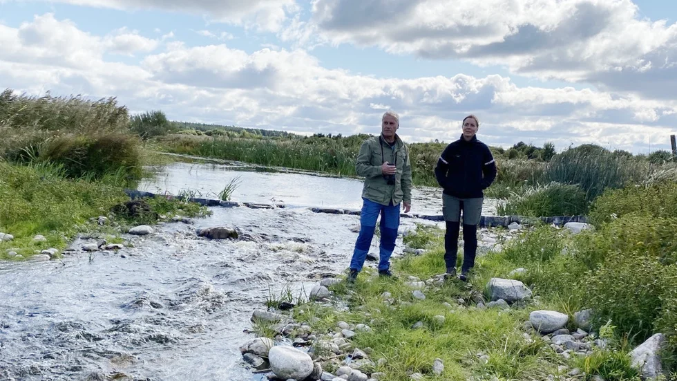 Torsten Thorsell och Ebba af Petersens från föreningen Vendelsjön har deltagit i arbetet med skyddsvall, dämme och fiskvandringsled som ska göra att Vendelsjön överlever i framtiden.