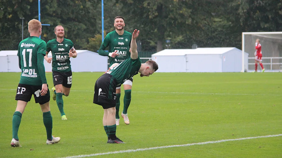 Kenneth "Kenny" Carlie bugar åt publiken på Enavallen sedan han presenterat sig med ett 2-1-mål, men Stocksund vände och vann.