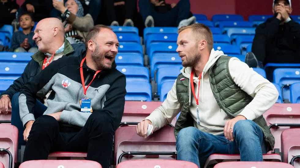 Sebastian Larsson (till höger), här tillsammans med Andreas Granqvist, på Tunavallen.