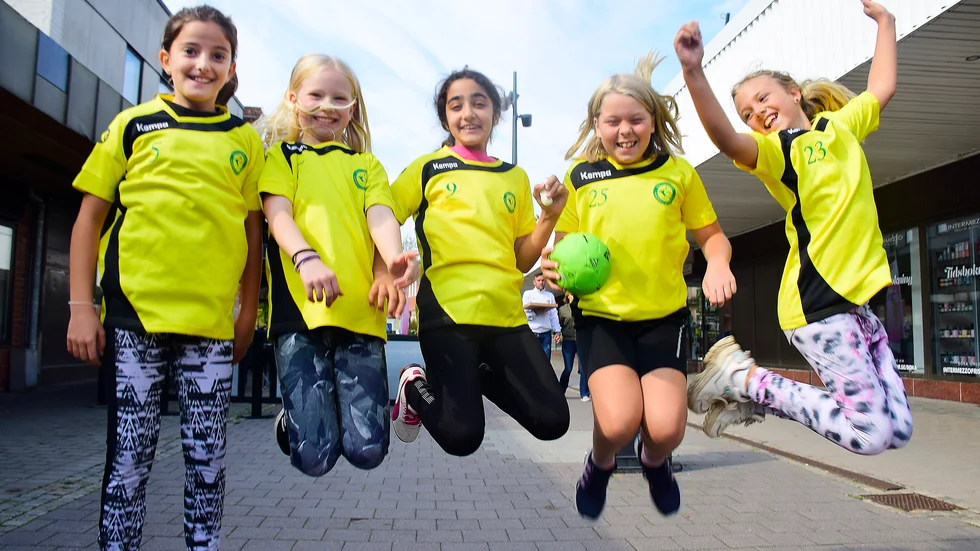 Nöjda handbollsspelare. Leonita Pernka, Tove Wall, Anna Maria Dawra, Estelle Lindhe och Olivia Rehn deltog i rekordförsöket. "Det var väldigt roligt", säger tjejerna.