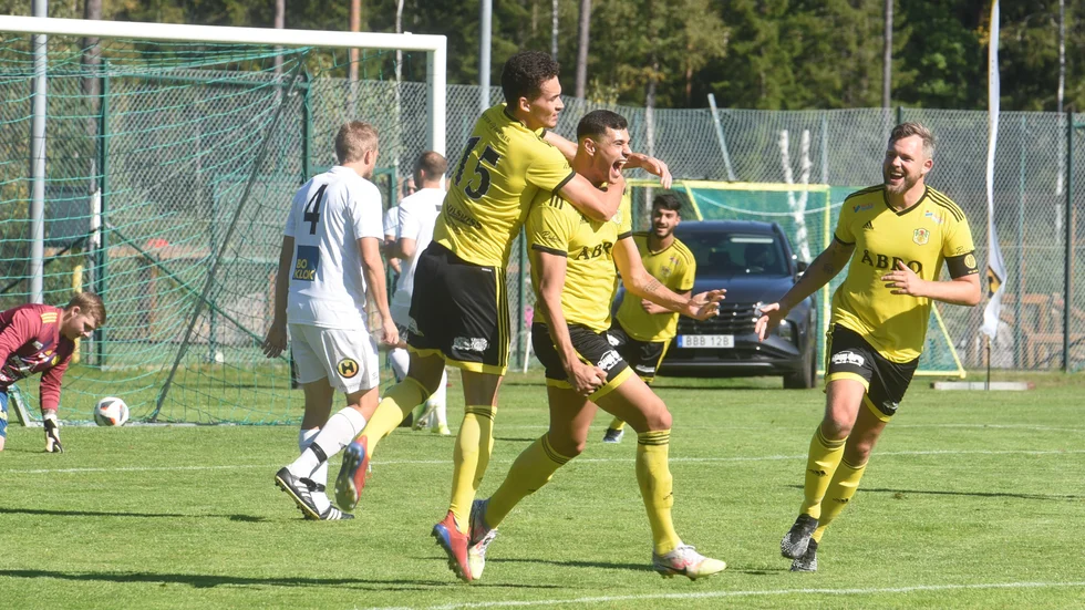 Vladimir Radac jublar ikapp med Joakim Storm och Rickard Thuresson efter sitt 1-0-mål mot Gullringen.